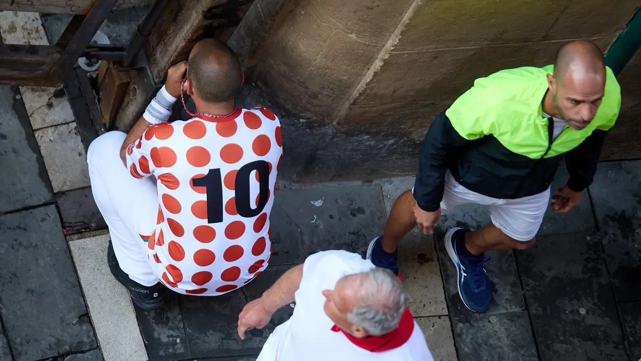 Ambiente en los momentos previos al cuarto encierro de San Fermín 2025 con toros de la ganadería de Victoriano del Río en el tramo de Mercaderes. IÑIGO ALZUGARAY