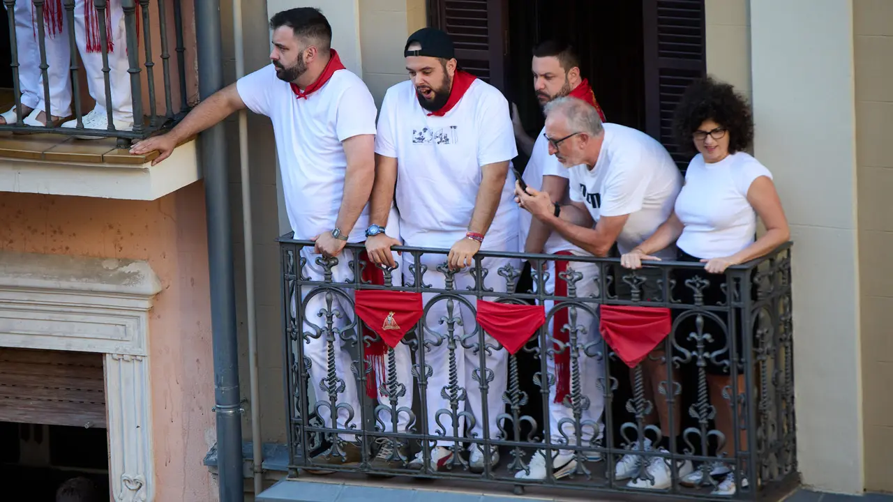 Ambiente en los momentos previos al cuarto encierro de San Fermín 2025 con toros de la ganadería de Victoriano del Río en el tramo de Mercaderes. IÑIGO ALZUGARAY