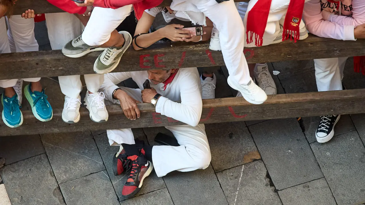 Ambiente en los momentos previos al cuarto encierro de San Fermín 2025 con toros de la ganadería de Victoriano del Río en el tramo de Mercaderes. IÑIGO ALZUGARAY