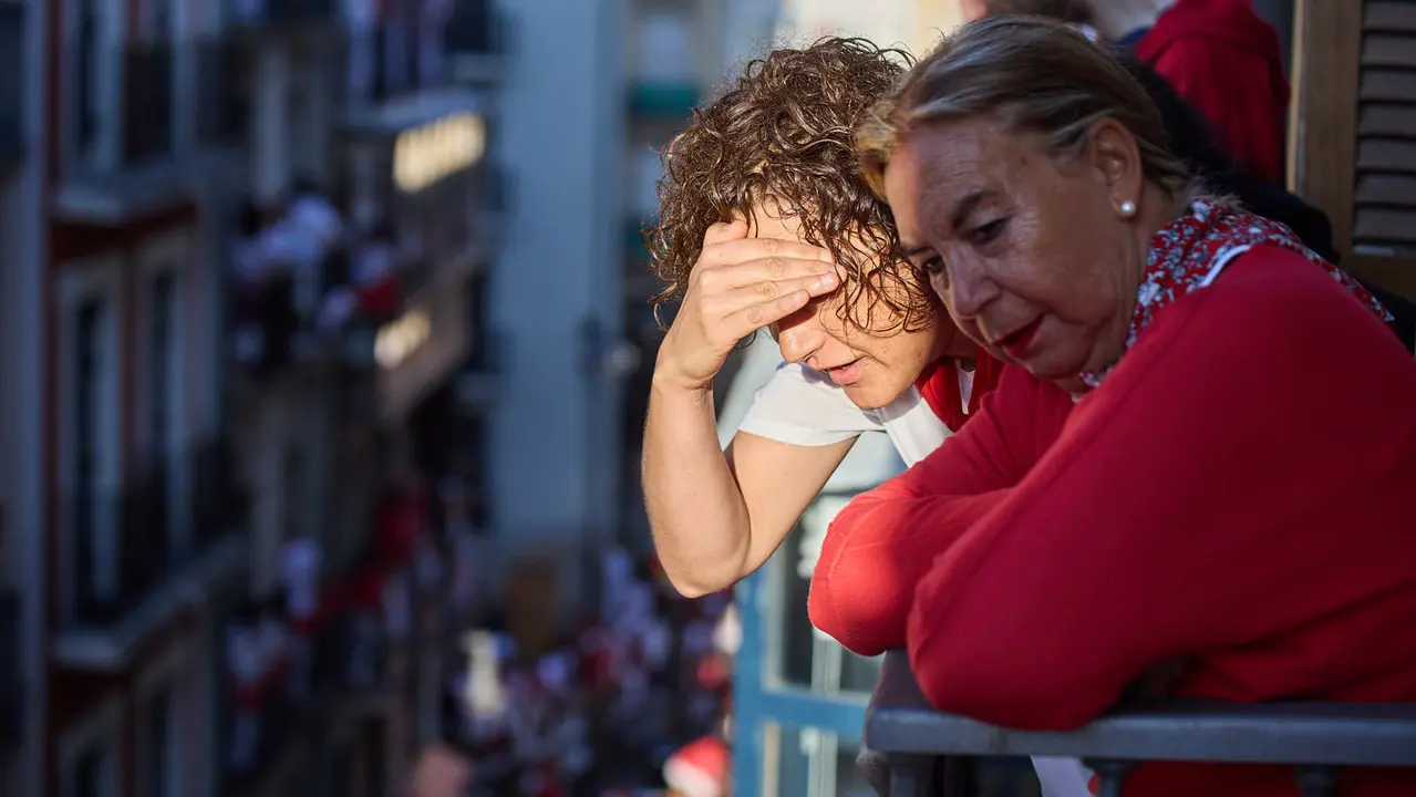Ambiente en los momentos previos al cuarto encierro de San Fermín 2025 con toros de la ganadería de Victoriano del Río en el tramo de Mercaderes. IÑIGO ALZUGARAY