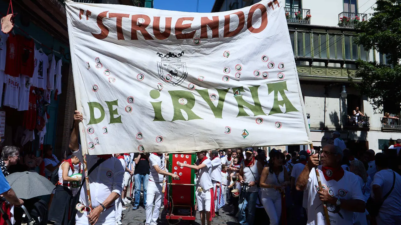 Struendo de Iruña Txiki por las calles de Pamplona durante las Fiestas de San Fermín 2025. IÑIGO ALZUGARAY