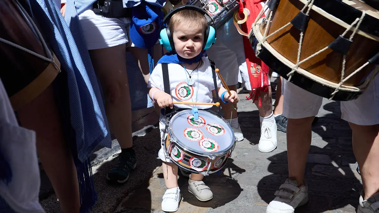 Struendo de Iruña Txiki por las calles de Pamplona durante las Fiestas de San Fermín 2025. IÑIGO ALZUGARAY