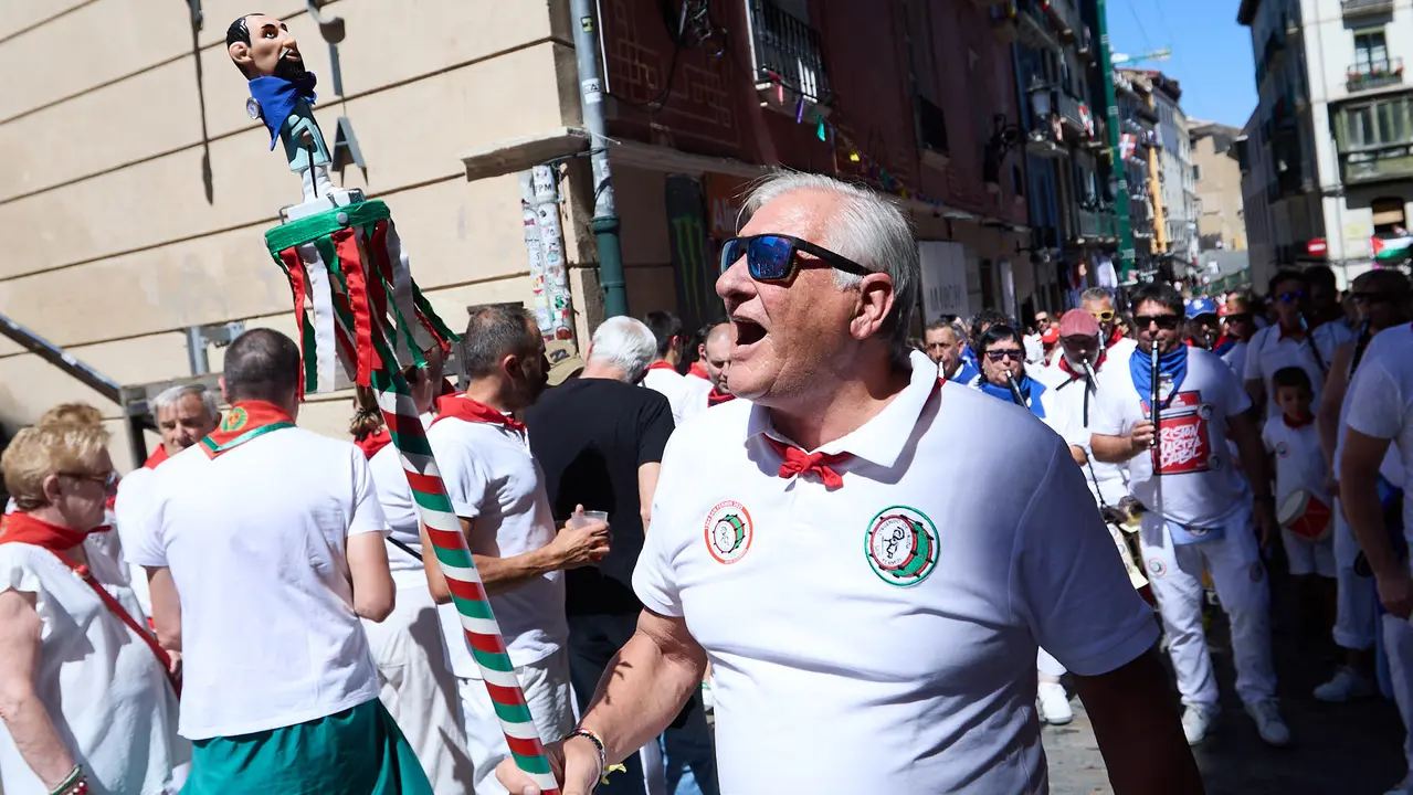 Struendo de Iruña Txiki por las calles de Pamplona durante las Fiestas de San Fermín 2025. IÑIGO ALZUGARAY