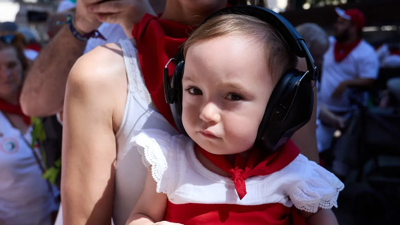 Struendo de Iruña Txiki por las calles de Pamplona durante las Fiestas de San Fermín 2025. IÑIGO ALZUGARAY