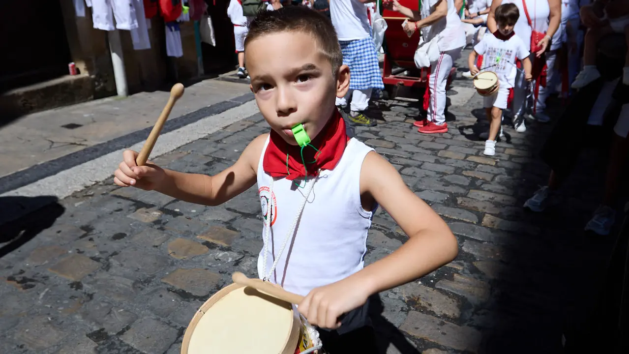 Struendo de Iruña Txiki por las calles de Pamplona durante las Fiestas de San Fermín 2025. IÑIGO ALZUGARAY