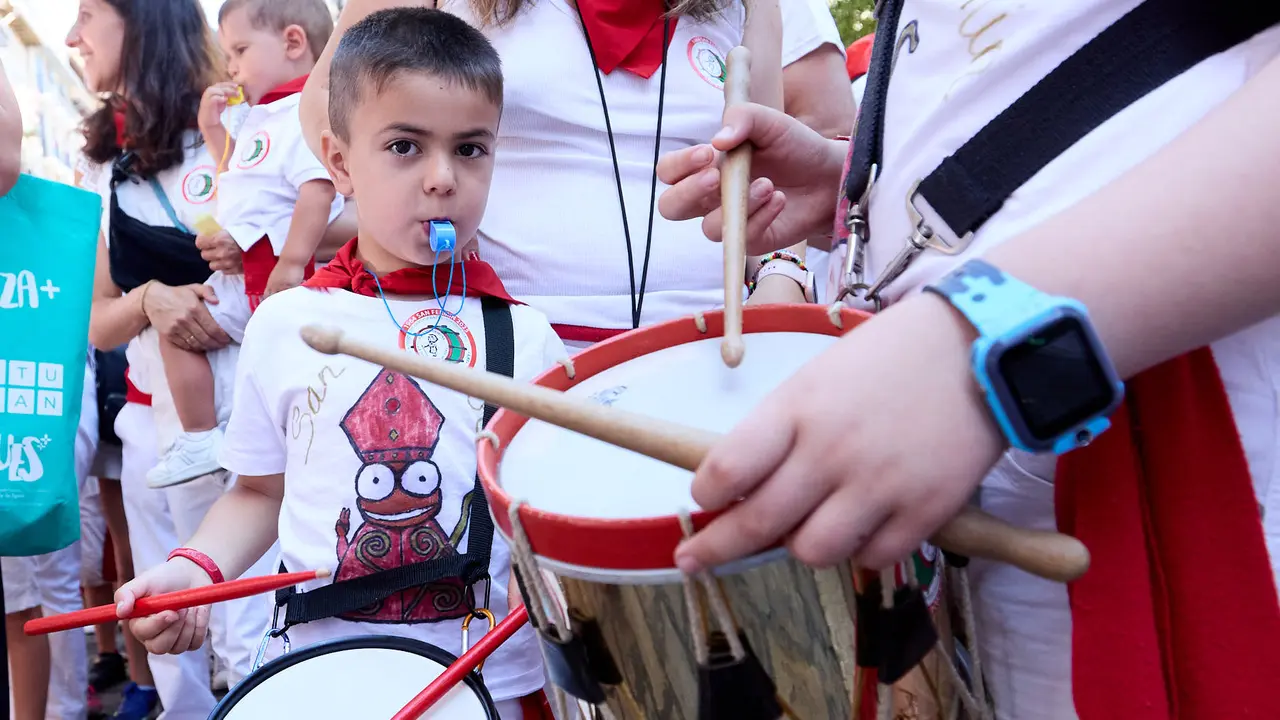 Struendo de Iruña Txiki por las calles de Pamplona durante las Fiestas de San Fermín 2025. IÑIGO ALZUGARAY