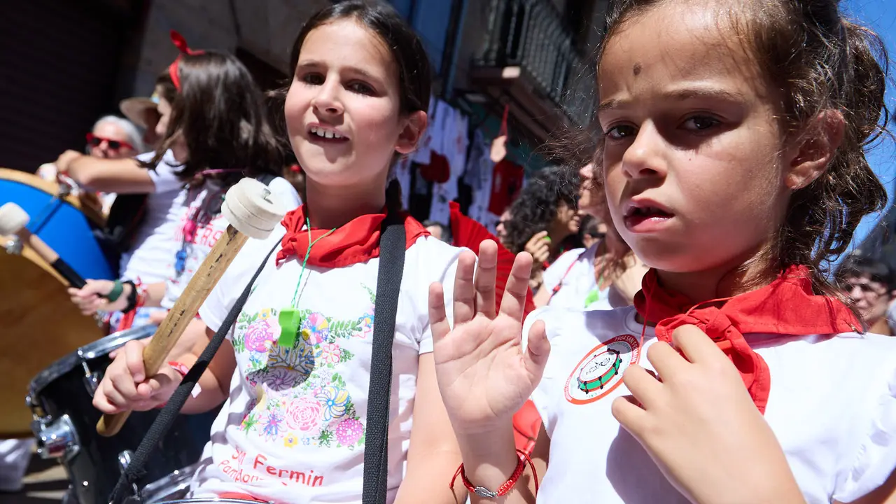 Struendo de Iruña Txiki por las calles de Pamplona durante las Fiestas de San Fermín 2025. IÑIGO ALZUGARAY