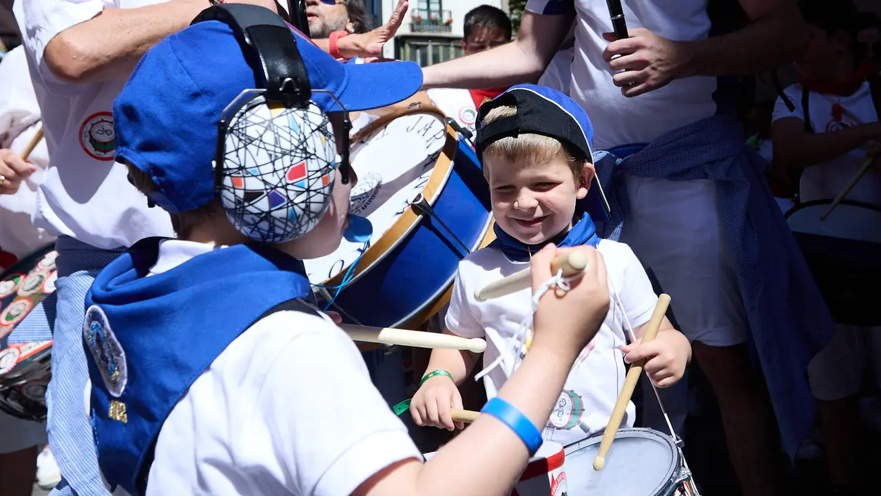 Struendo de Iruña Txiki por las calles de Pamplona durante las Fiestas de San Fermín 2025. IÑIGO ALZUGARAY