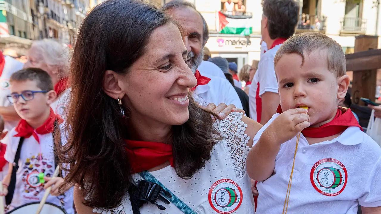 Struendo de Iruña Txiki por las calles de Pamplona durante las Fiestas de San Fermín 2025. IÑIGO ALZUGARAY