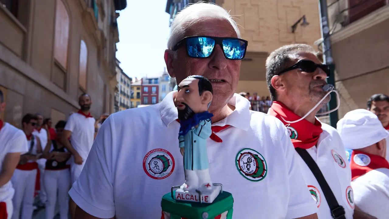 Struendo de Iruña Txiki por las calles de Pamplona durante las Fiestas de San Fermín 2025. IÑIGO ALZUGARAY