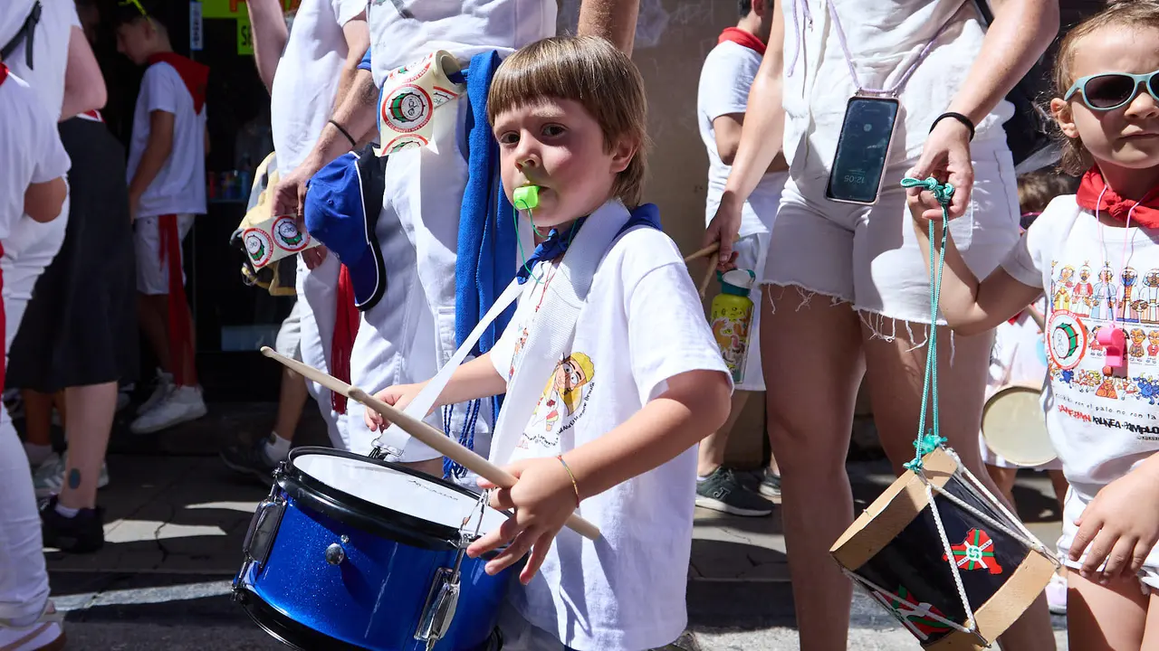 Struendo de Iruña Txiki por las calles de Pamplona durante las Fiestas de San Fermín 2025. IÑIGO ALZUGARAY