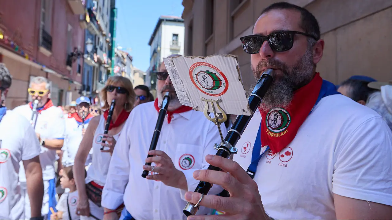 Struendo de Iruña Txiki por las calles de Pamplona durante las Fiestas de San Fermín 2025. IÑIGO ALZUGARAY