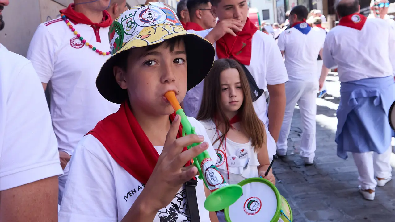 Struendo de Iruña Txiki por las calles de Pamplona durante las Fiestas de San Fermín 2025. IÑIGO ALZUGARAY