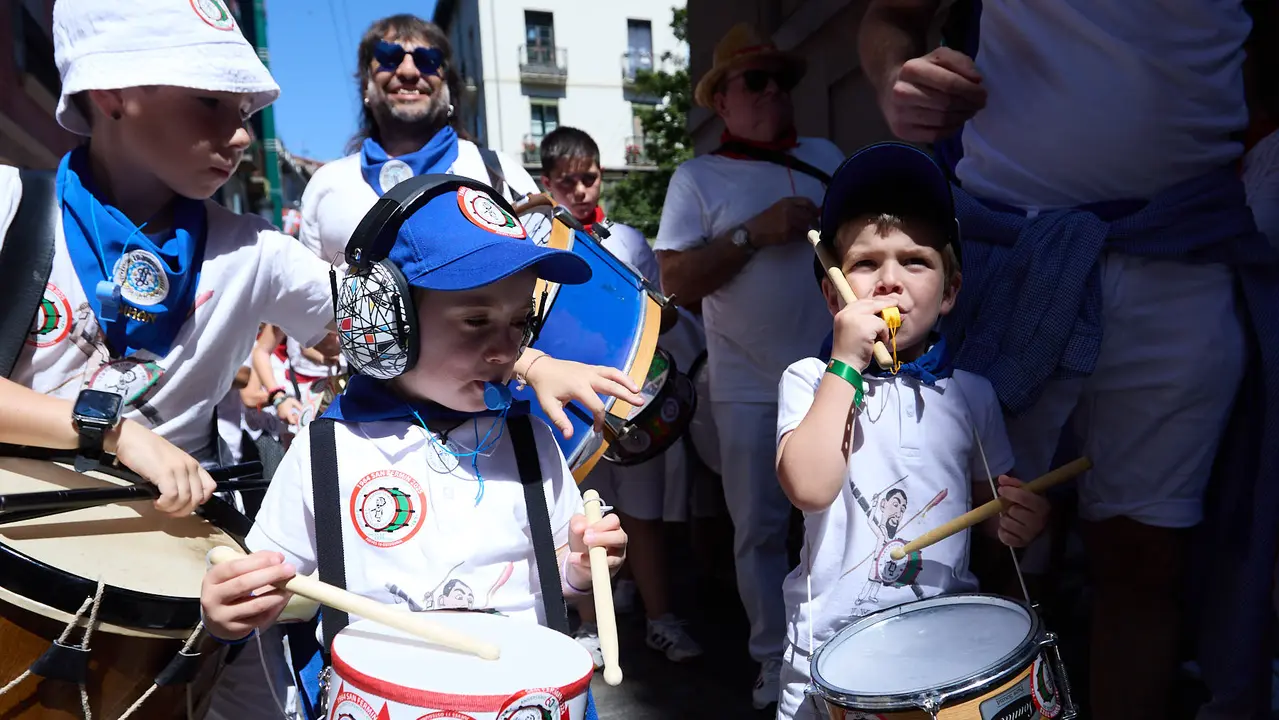 Struendo de Iruña Txiki por las calles de Pamplona durante las Fiestas de San Fermín 2025. IÑIGO ALZUGARAY