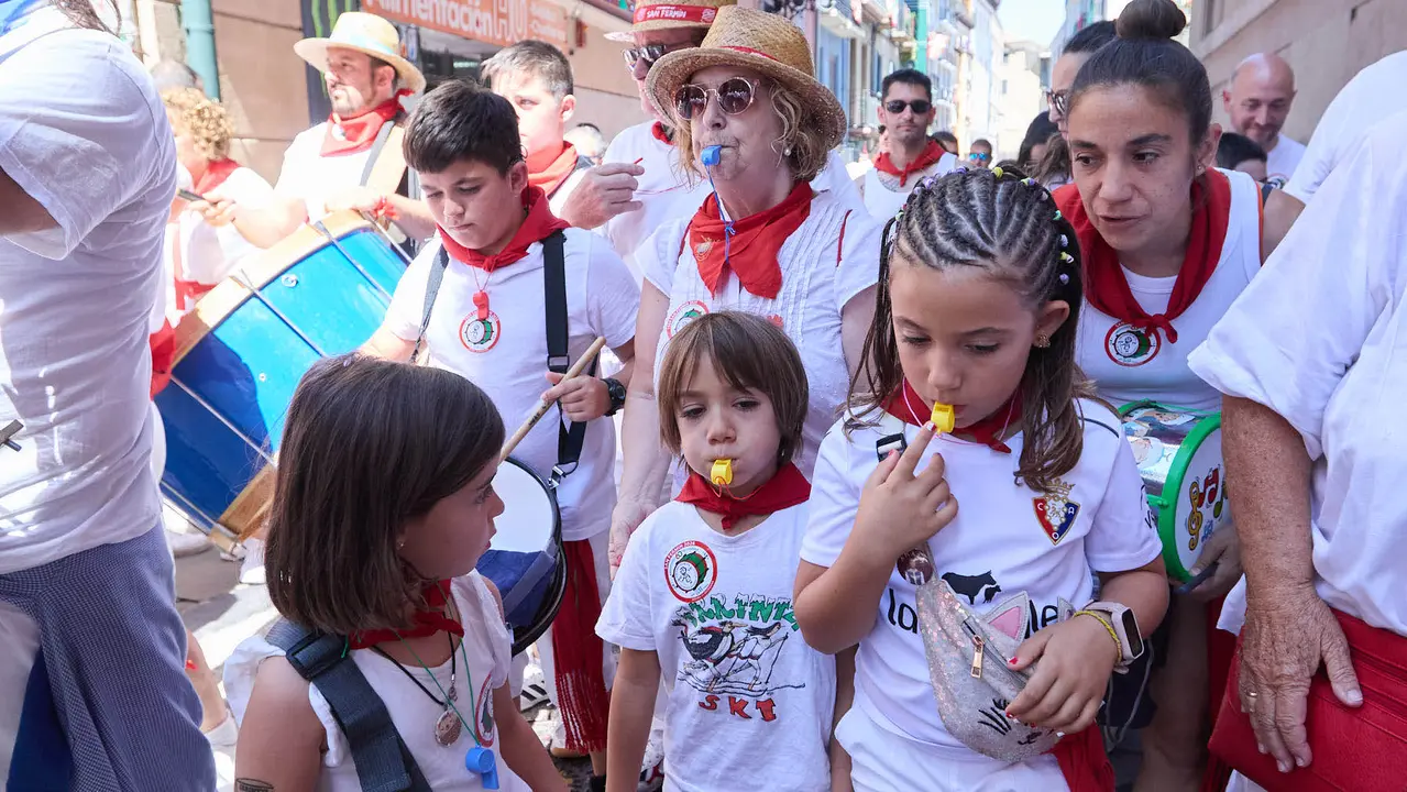 Struendo de Iruña Txiki por las calles de Pamplona durante las Fiestas de San Fermín 2025. IÑIGO ALZUGARAY