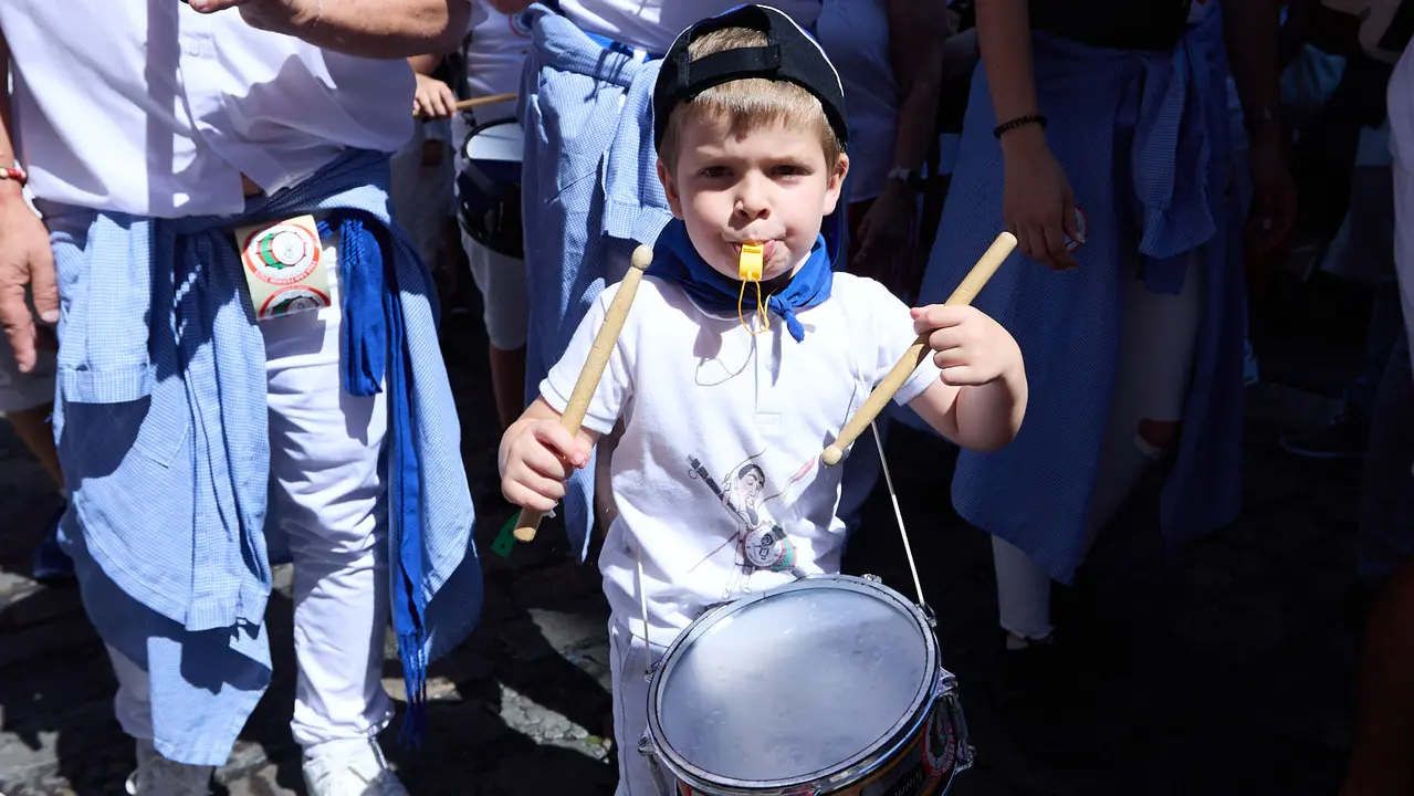 Struendo de Iruña Txiki por las calles de Pamplona durante las Fiestas de San Fermín 2025. IÑIGO ALZUGARAY