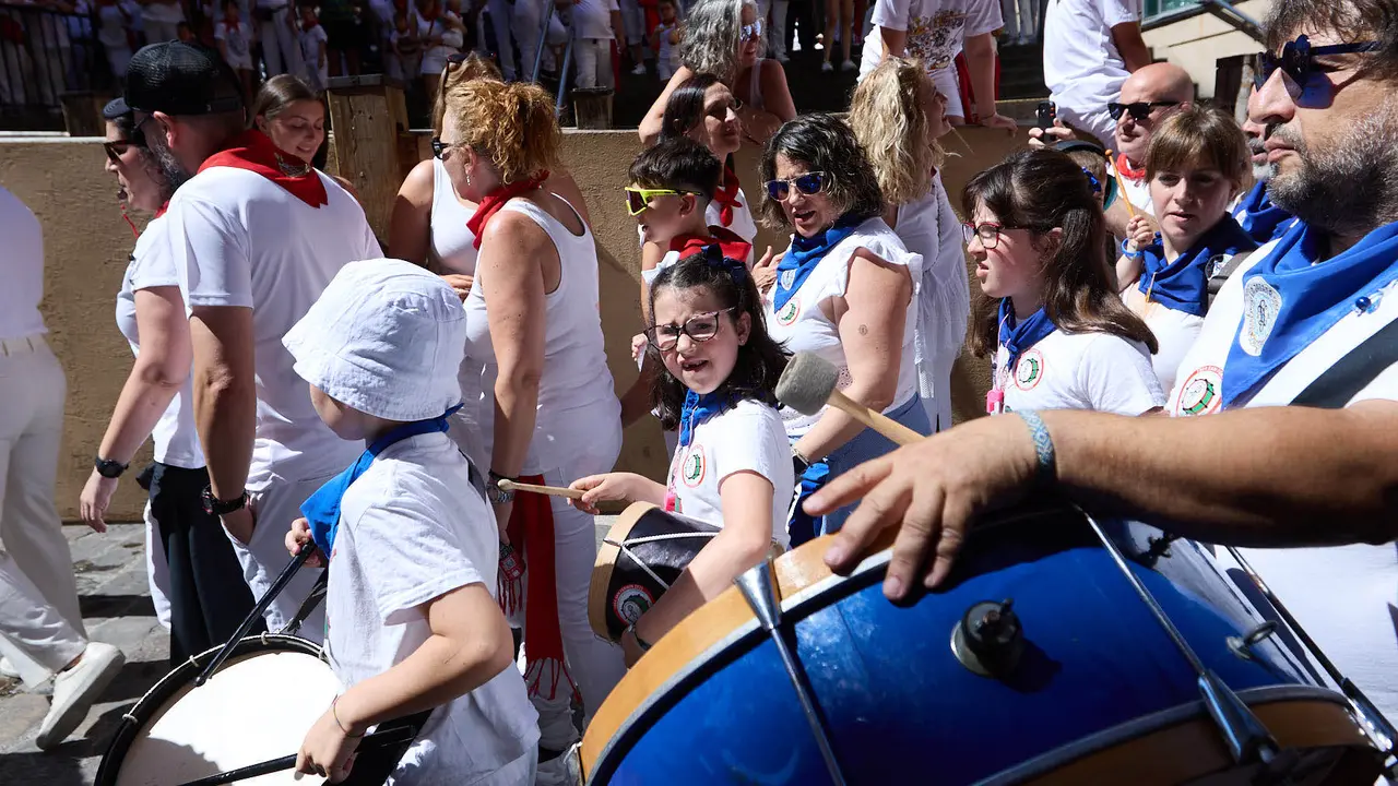 Struendo de Iruña Txiki por las calles de Pamplona durante las Fiestas de San Fermín 2025. IÑIGO ALZUGARAY