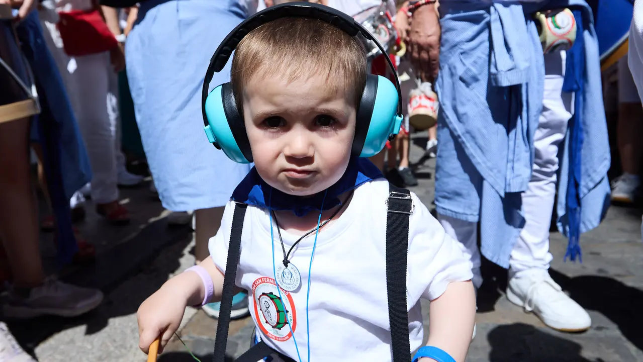 Struendo de Iruña Txiki por las calles de Pamplona durante las Fiestas de San Fermín 2025. IÑIGO ALZUGARAY