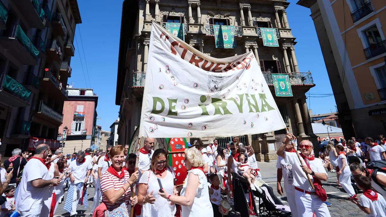 Struendo de Iruña Txiki por las calles de Pamplona durante las Fiestas de San Fermín 2025. IÑIGO ALZUGARAY