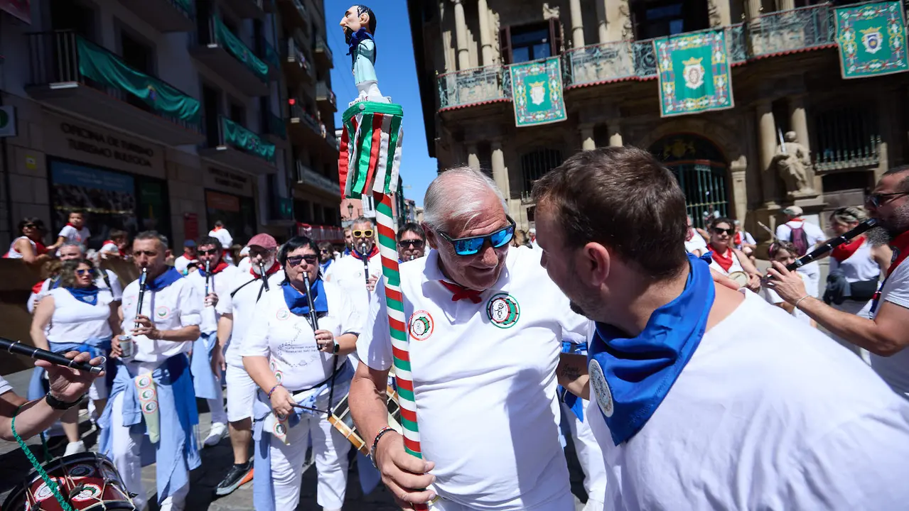 Struendo de Iruña Txiki por las calles de Pamplona durante las Fiestas de San Fermín 2025. IÑIGO ALZUGARAY