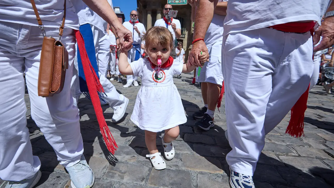 Struendo de Iruña Txiki por las calles de Pamplona durante las Fiestas de San Fermín 2025. IÑIGO ALZUGARAY