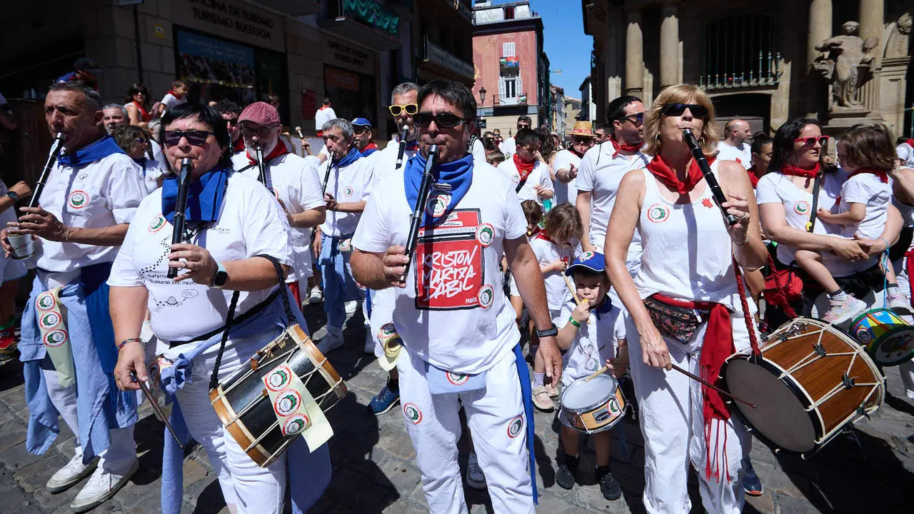 Struendo de Iruña Txiki por las calles de Pamplona durante las Fiestas de San Fermín 2025. IÑIGO ALZUGARAY