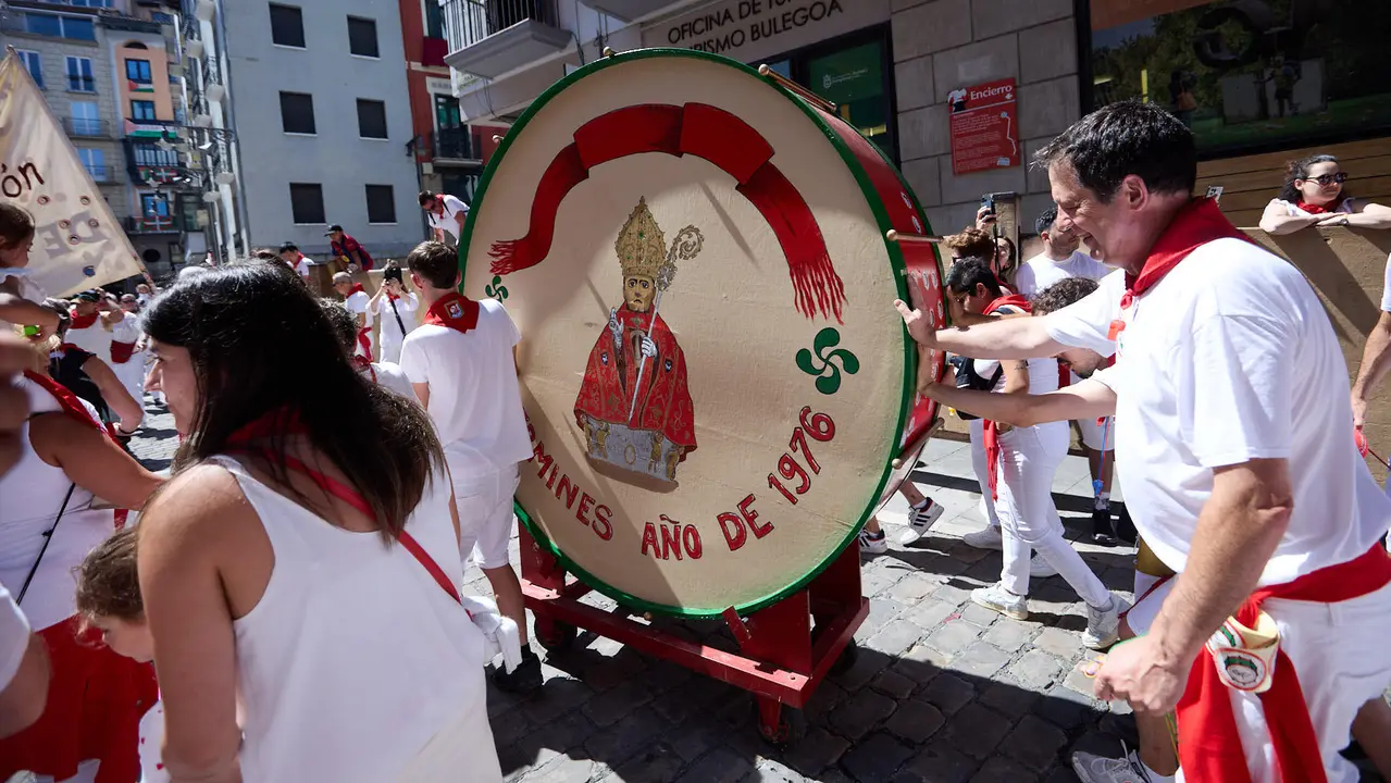 Struendo de Iruña Txiki por las calles de Pamplona durante las Fiestas de San Fermín 2025. IÑIGO ALZUGARAY