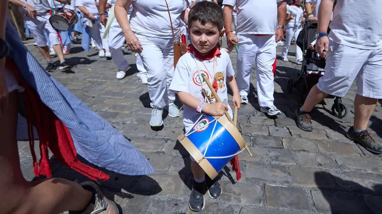 Struendo de Iruña Txiki por las calles de Pamplona durante las Fiestas de San Fermín 2025. IÑIGO ALZUGARAY