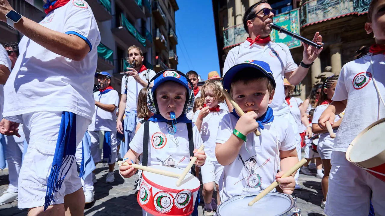 Struendo de Iruña Txiki por las calles de Pamplona durante las Fiestas de San Fermín 2025. IÑIGO ALZUGARAY