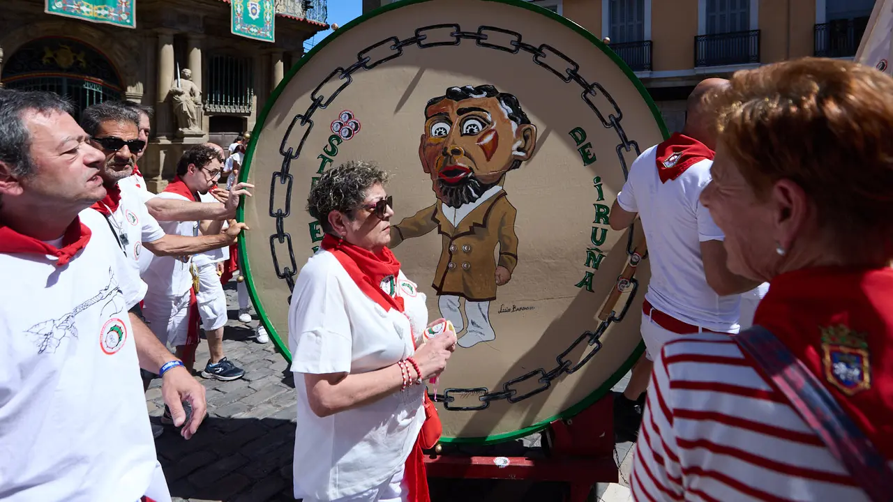 Struendo de Iruña Txiki por las calles de Pamplona durante las Fiestas de San Fermín 2025. IÑIGO ALZUGARAY