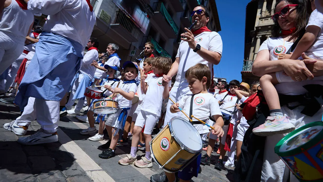 Struendo de Iruña Txiki por las calles de Pamplona durante las Fiestas de San Fermín 2025. IÑIGO ALZUGARAY