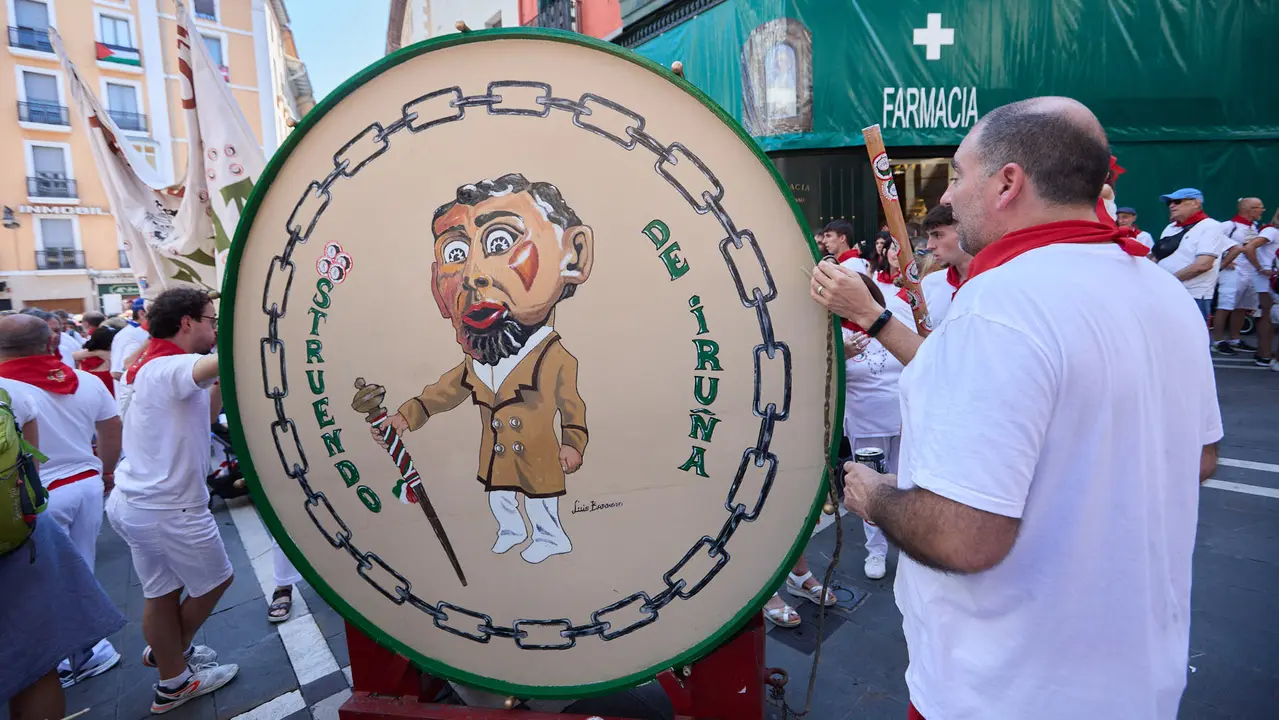 Struendo de Iruña Txiki por las calles de Pamplona durante las Fiestas de San Fermín 2025. IÑIGO ALZUGARAY