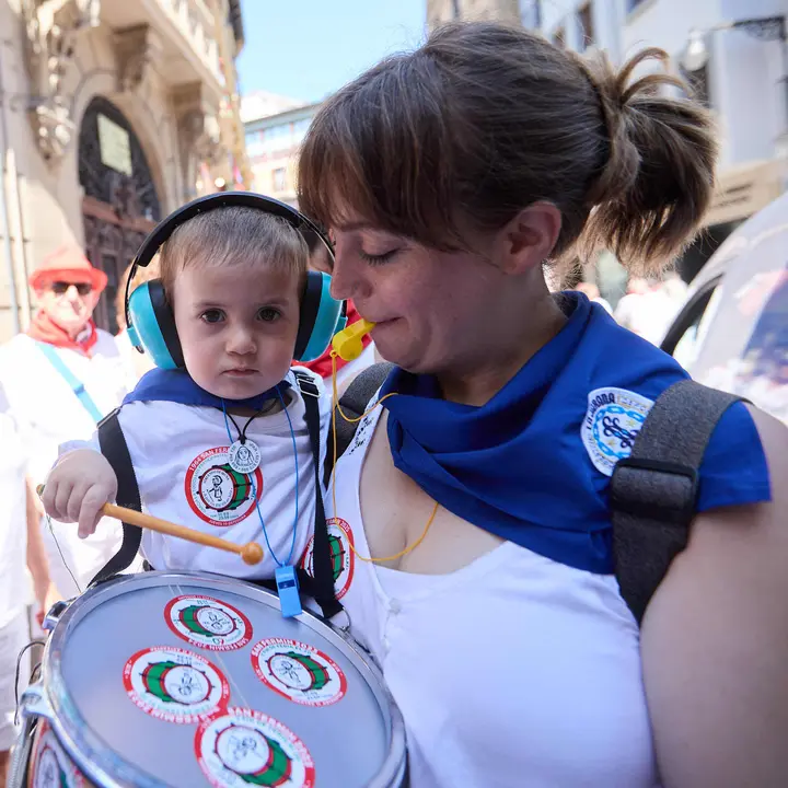 Struendo de Iruña Txiki por las calles de Pamplona durante las Fiestas de San Fermín 2025. IÑIGO ALZUGARAY