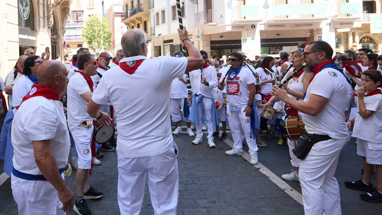 Struendo de Iruña Txiki por las calles de Pamplona durante las Fiestas de San Fermín 2025. IÑIGO ALZUGARAY