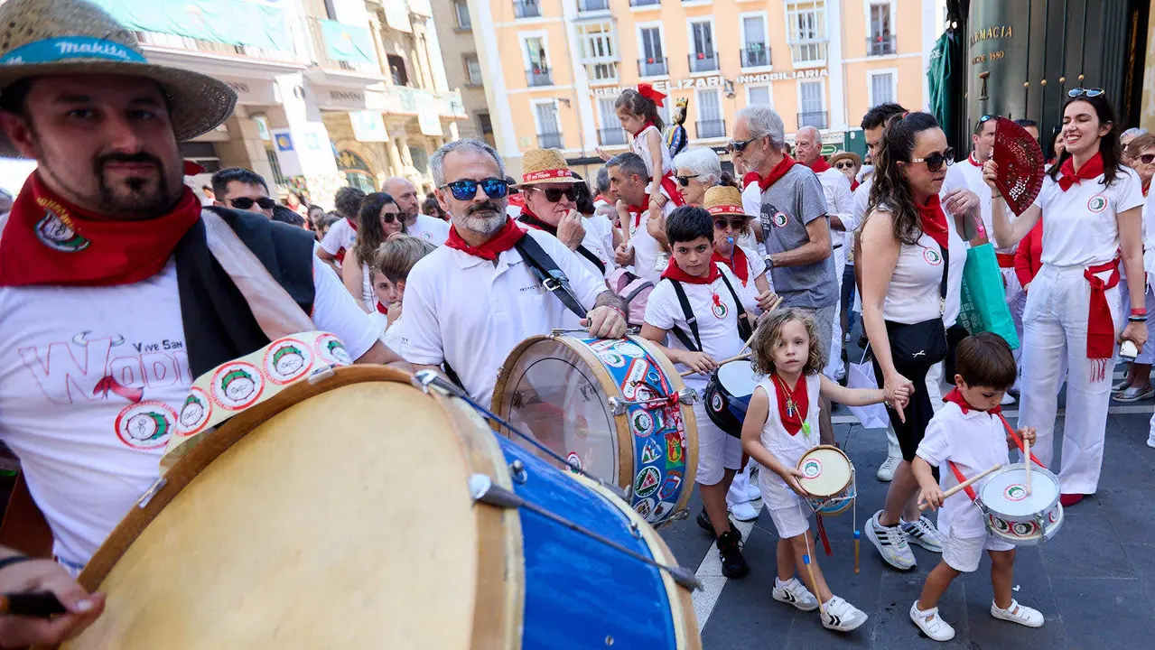 Struendo de Iruña Txiki por las calles de Pamplona durante las Fiestas de San Fermín 2025. IÑIGO ALZUGARAY