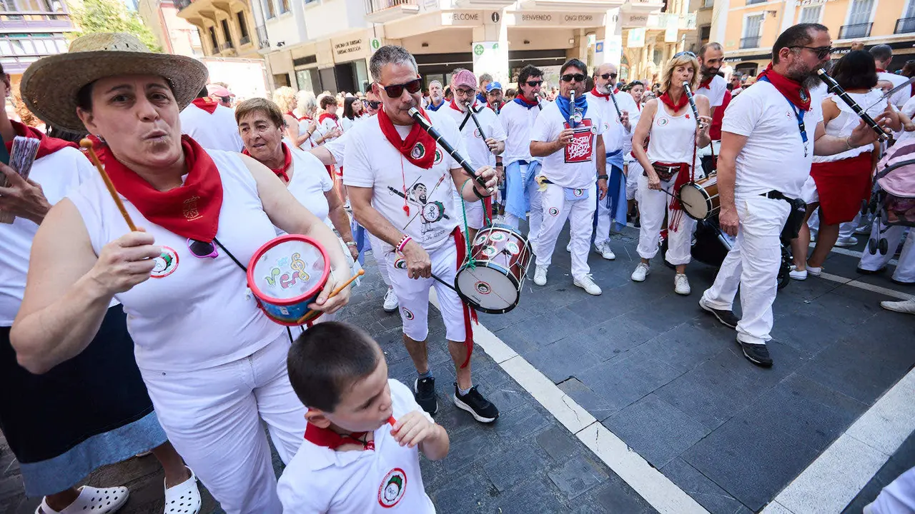 Struendo de Iruña Txiki por las calles de Pamplona durante las Fiestas de San Fermín 2025. IÑIGO ALZUGARAY