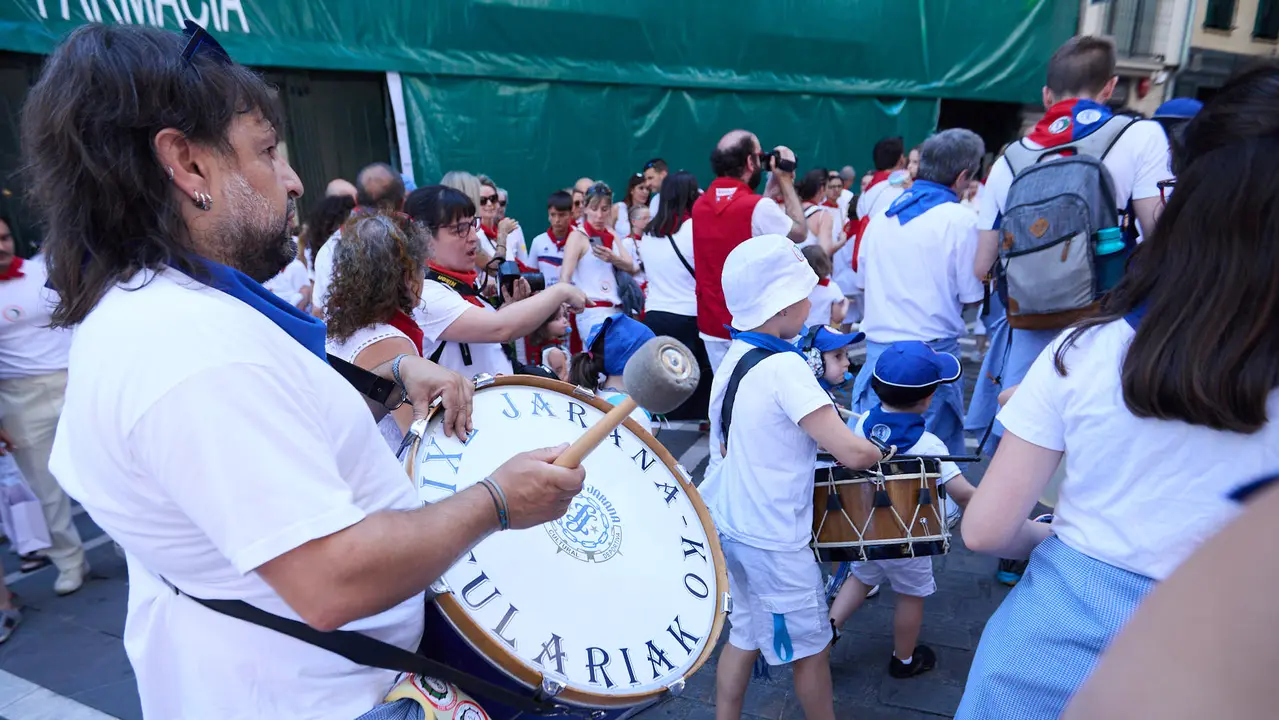 Struendo de Iruña Txiki por las calles de Pamplona durante las Fiestas de San Fermín 2025. IÑIGO ALZUGARAY