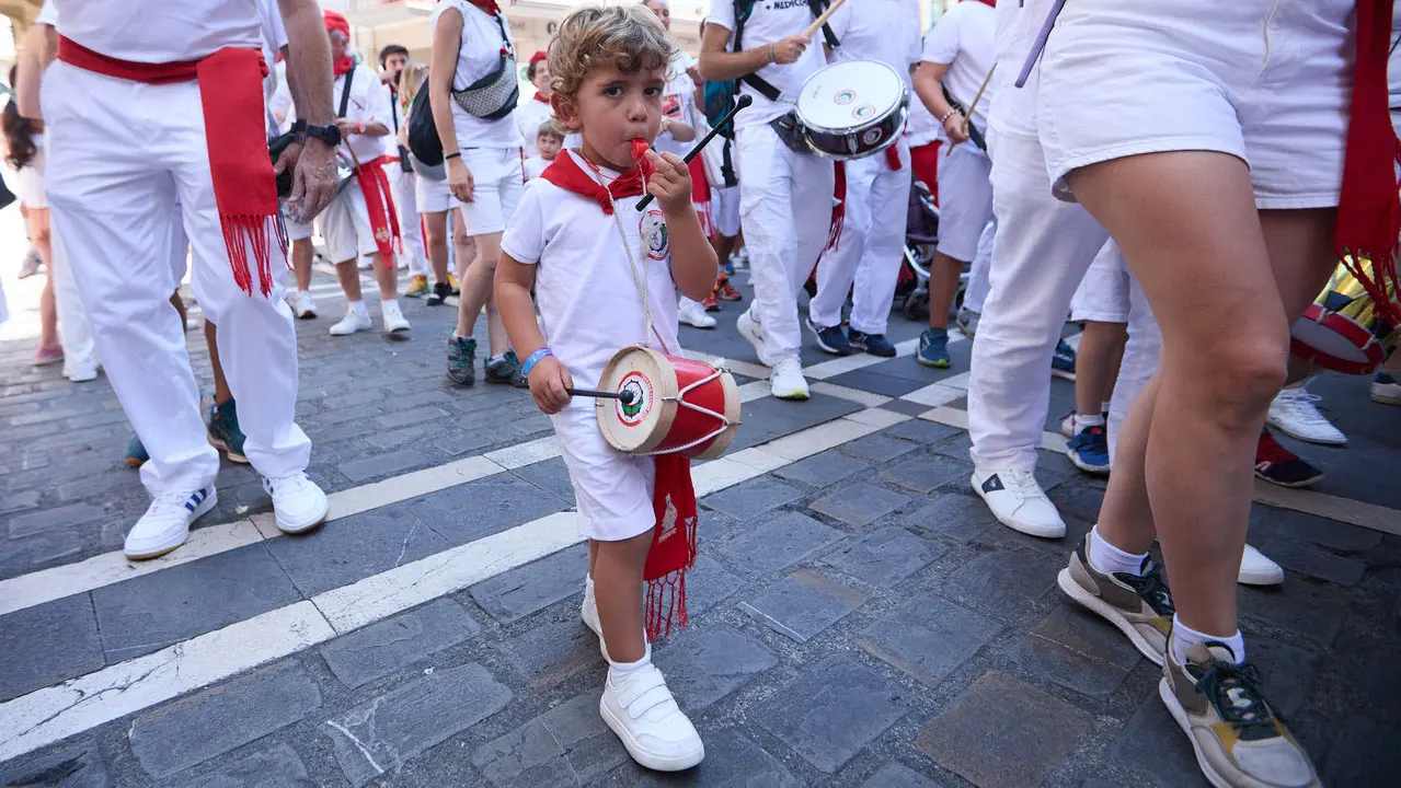 Struendo de Iruña Txiki por las calles de Pamplona durante las Fiestas de San Fermín 2025. IÑIGO ALZUGARAY