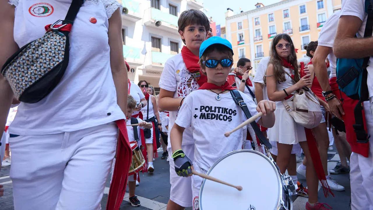Struendo de Iruña Txiki por las calles de Pamplona durante las Fiestas de San Fermín 2025. IÑIGO ALZUGARAY