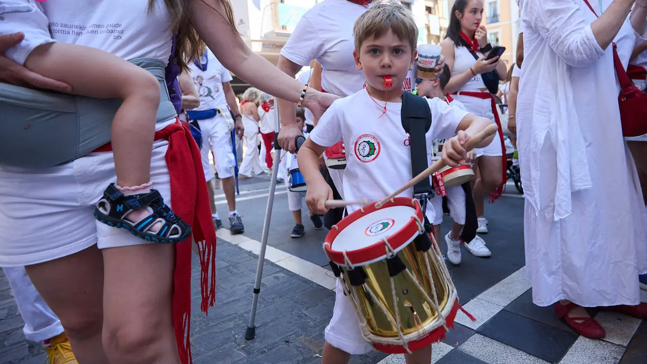 Struendo de Iruña Txiki por las calles de Pamplona durante las Fiestas de San Fermín 2025. IÑIGO ALZUGARAY