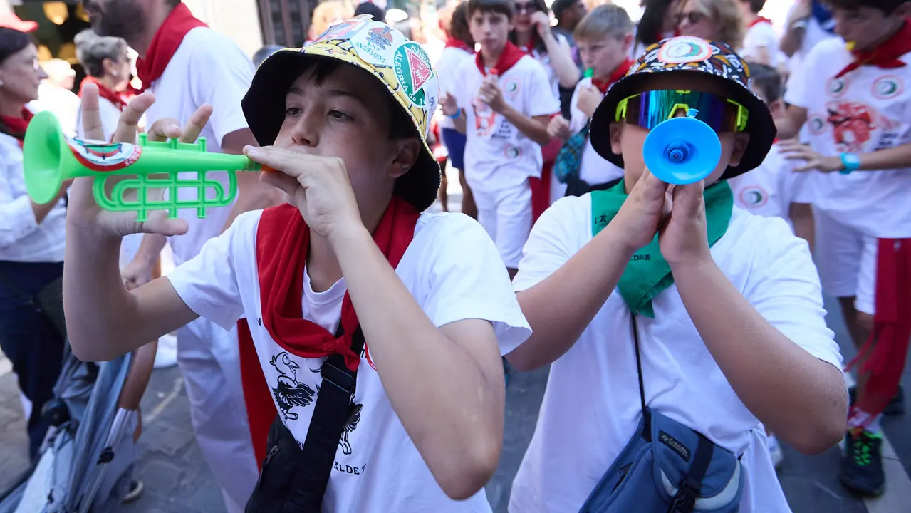 Struendo de Iruña Txiki por las calles de Pamplona durante las Fiestas de San Fermín 2025. IÑIGO ALZUGARAY