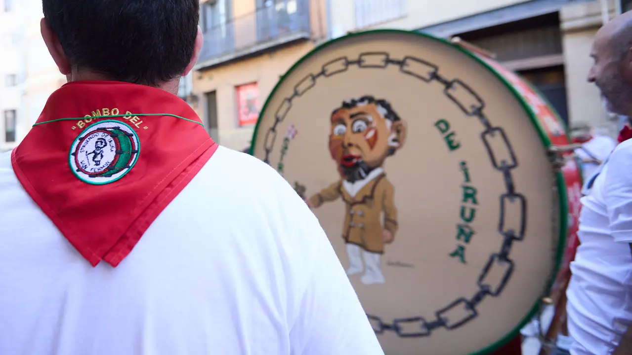 Struendo de Iruña Txiki por las calles de Pamplona durante las Fiestas de San Fermín 2025. IÑIGO ALZUGARAY