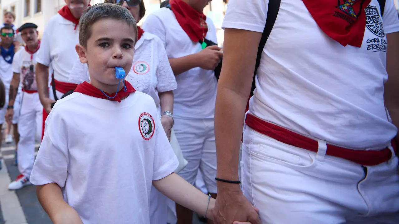 Struendo de Iruña Txiki por las calles de Pamplona durante las Fiestas de San Fermín 2025. IÑIGO ALZUGARAY