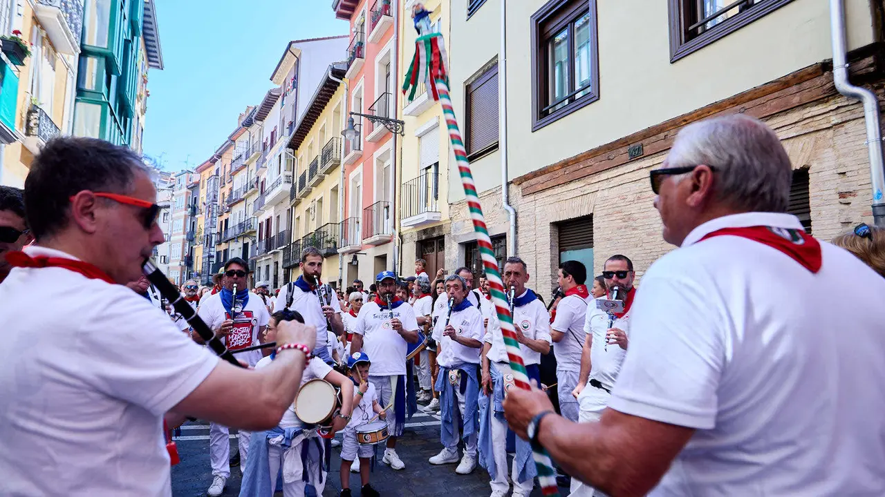 Struendo de Iruña Txiki por las calles de Pamplona durante las Fiestas de San Fermín 2025. IÑIGO ALZUGARAY