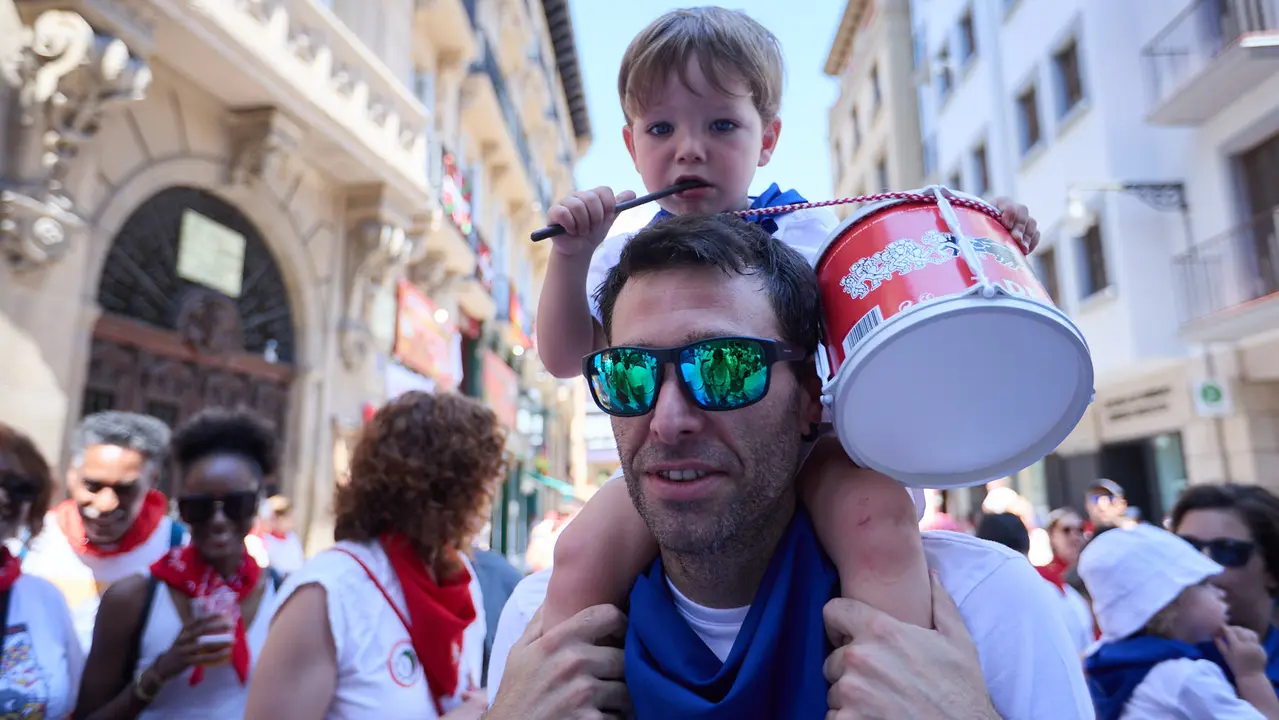 Struendo de Iruña Txiki por las calles de Pamplona durante las Fiestas de San Fermín 2025. IÑIGO ALZUGARAY