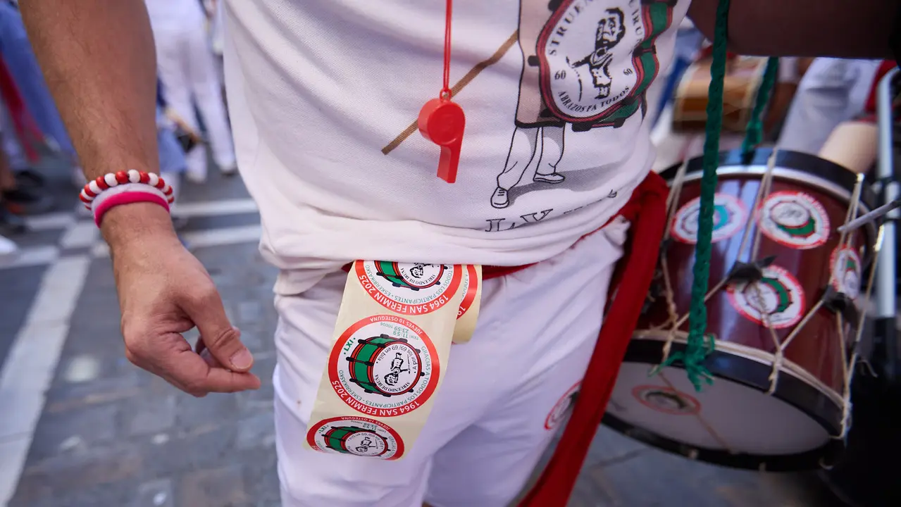 Struendo de Iruña Txiki por las calles de Pamplona durante las Fiestas de San Fermín 2025. IÑIGO ALZUGARAY
