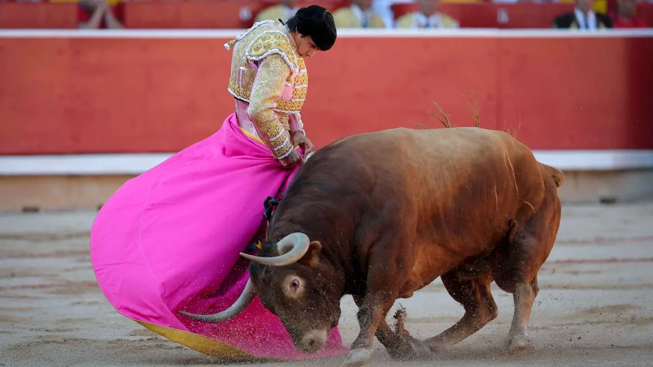 El torero Sebastián Castella recibe con el capote a su primer toro de la tarde en la sexta de abono de la Feria de Toro de los Sanfermines 2025 con toros de la ganadería madrileña de Victoriano del Río Cortés y en la que comparte cartel con los diestros Emilio de Justo y Borja Jiménez. EFE/J.P. Urdíroz