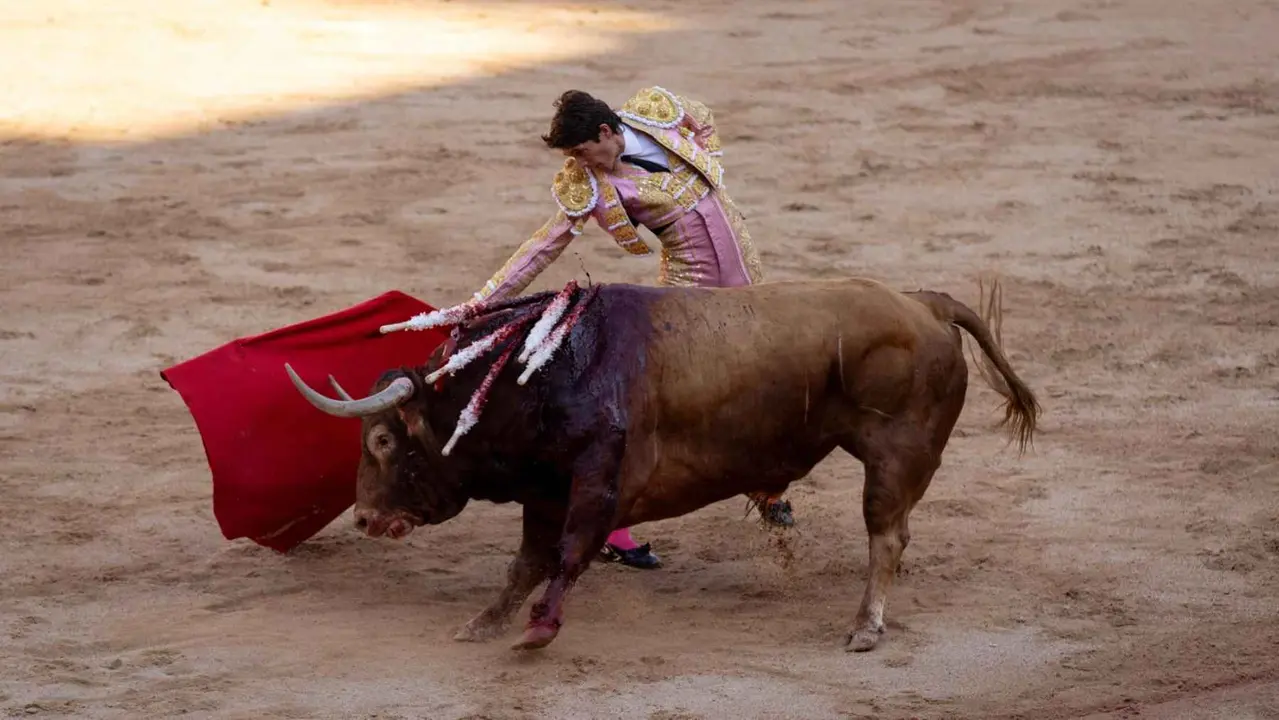 El torero Sebastián Castella recibe con el capote a su primer toro de la tarde en la sexta de abono de la Feria de Toro de los Sanfermines 2025 con toros de la ganadería madrileña de Victoriano del Río Cortés y en la que comparte cartel con los diestros Emilio de Justo y Borja Jiménez. MAITE H. MATEO