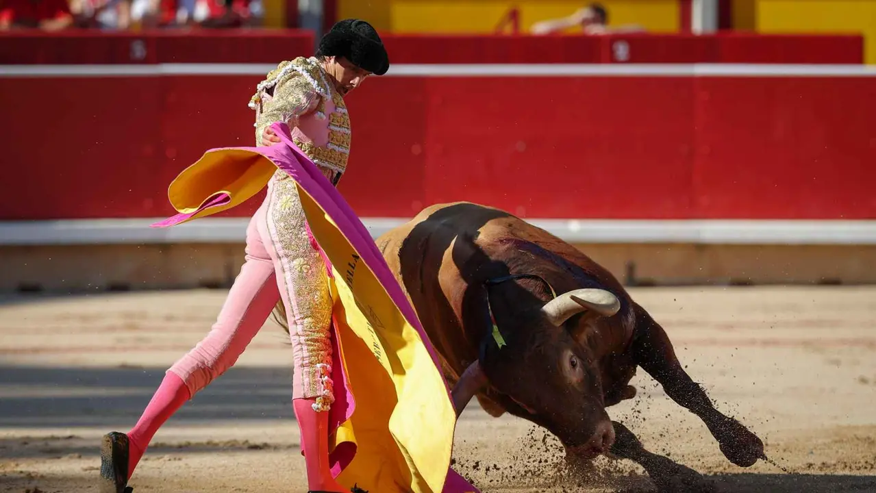 El torero Sebastián Castella durante la lidia a su primer toro de la tarde en la sexta de abono de la Feria de Toro de los Sanfermines 2025 con toros de la ganadería madrileña de Victoriano del Río Cortés y en la que comparte cartel con los diestros Emilio de Justo y Borja Jiménez. EFE/J.P. Urdíroz