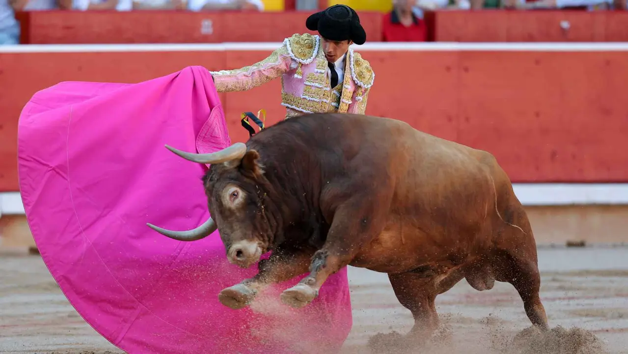 El torero Sebastián Castella durante la lidia a su primer toro de la tarde en la sexta de abono de la Feria de Toro de los Sanfermines 2025 con toros de la ganadería madrileña de Victoriano del Río Cortés y en la que comparte cartel con los diestros Emilio de Justo y Borja Jiménez. EFE/J.P. Urdíroz